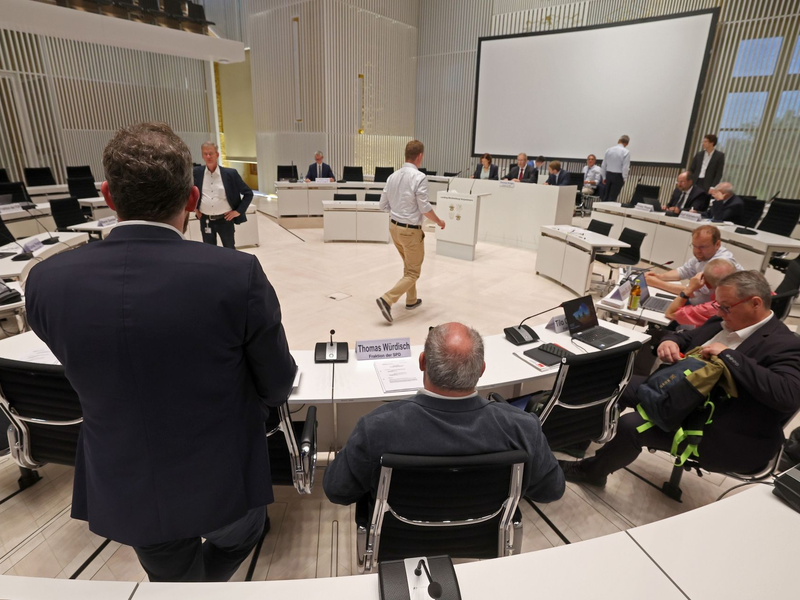 Mitglieder des Parlamentarischen Untersuchungsausschusses zur Stiftung Klima- und Umweltschutz MV im Plenarsaal des Schweriner Landtags. (Archivbild) - Foto: Bernd Wüstneck/dpa