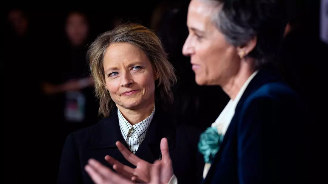 Jodie Foster kommt mit ihrer Frau Alexandra Hedison zur Eröffnung des Sundance Film Festivals. - Bild: Charles Sykes/Invision/AP/dpa