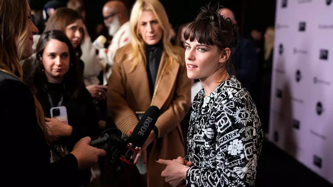 Kristen Stewart wird bei der Eröffnungsgala des Sundance Film Festivals interviewt. - Bild: Charles Sykes/Invision/AP/dpa