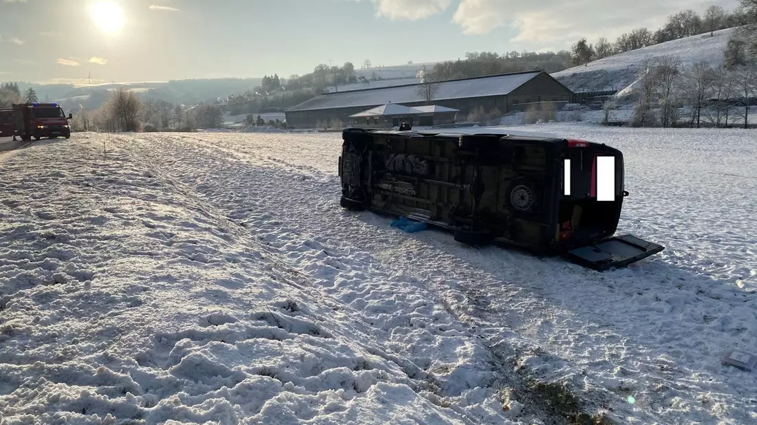 POL-PDKL: Transporter kommt von der Straße ab - Bild: presseportal.de