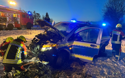 FW-SE: Streifenwagen verunfallt bei Einsatzfahrt - Foto: presseportal.de