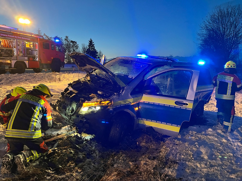 FW-SE: Streifenwagen verunfallt bei Einsatzfahrt - Foto: presseportal.de