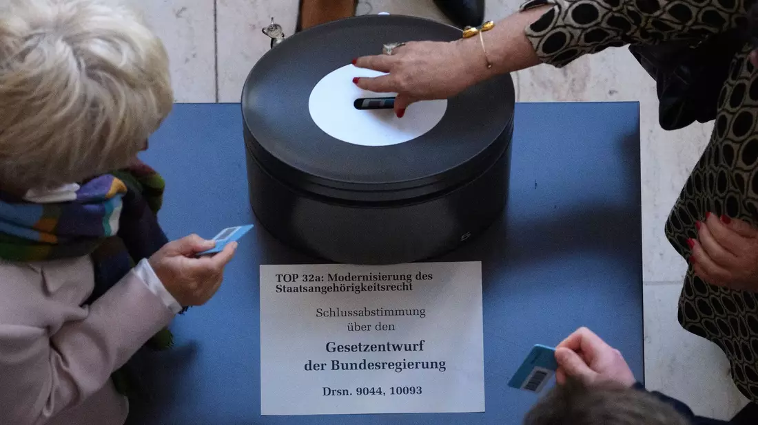 Stimmenabgabe über den Gesetzentwurf der Bundesregierung zur Modernisierung des Staatsangehörigkeitsrechts. - Bild: Bernd von Jutrczenka/dpa