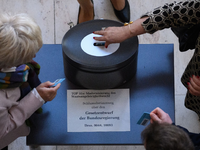 Stimmenabgabe über den Gesetzentwurf der Bundesregierung zur Modernisierung des Staatsangehörigkeitsrechts. - Foto: Bernd von Jutrczenka/dpa