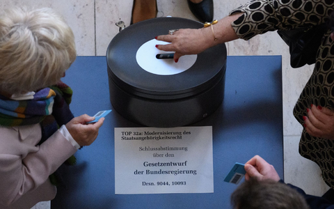 Stimmenabgabe über den Gesetzentwurf der Bundesregierung zur Modernisierung des Staatsangehörigkeitsrechts. - Foto: Bernd von Jutrczenka/dpa