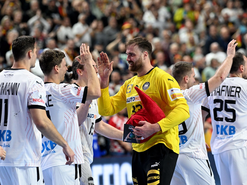 Deutschlands Torwart Andreas Wolff ist sehr zufrieden mit der Leistung seines Teams. - Foto: Federico Gambarini/dpa
