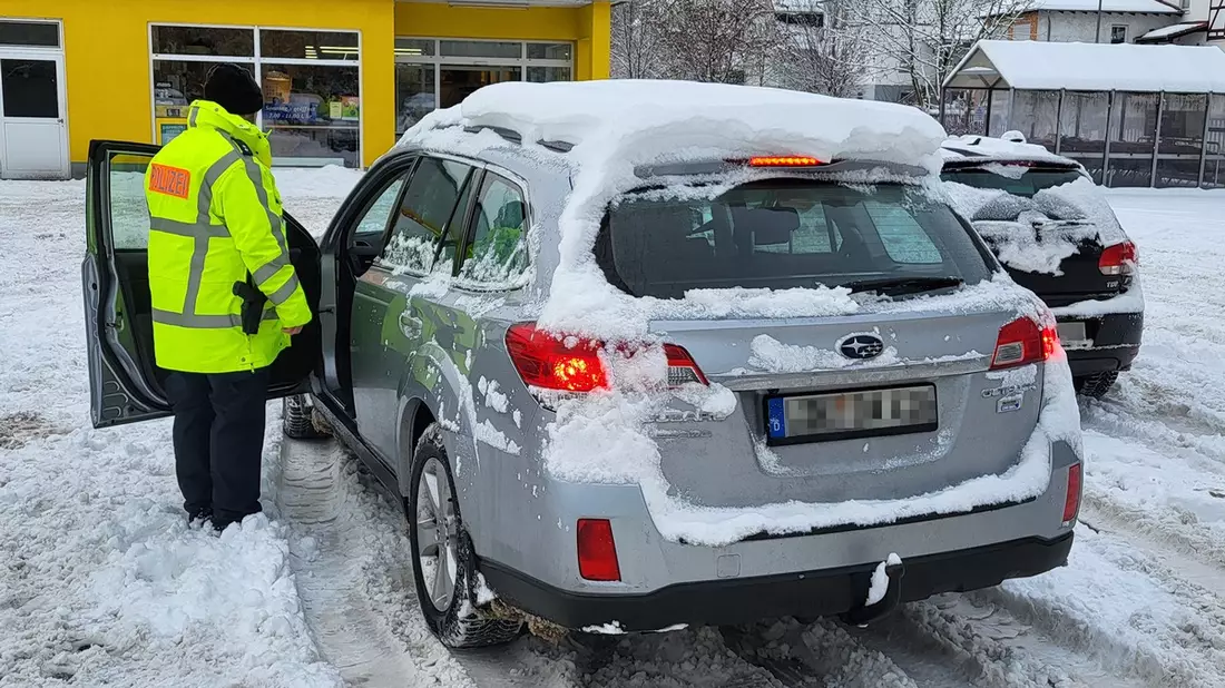 POL-LDK: 16 von 20 Fahrzeugen hatten Schnee auf dem Dach+Unfallfluchten in Wetzlar und Haiger+Auseinandersetzung in der Asylunterkunft in Haiger+ - Bild: presseportal.de