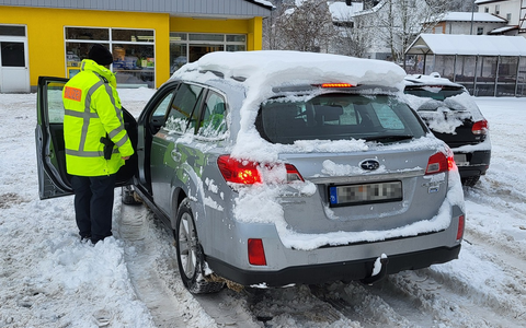 POL-LDK: 16 von 20 Fahrzeugen hatten Schnee auf dem Dach+Unfallfluchten in Wetzlar und Haiger+Auseinandersetzung in der Asylunterkunft in Haiger+ - Foto: presseportal.de