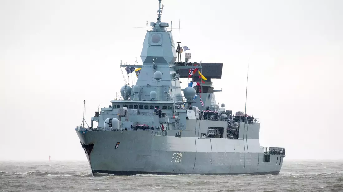 Das 143 Meter lange Schiff wurde speziell für den Geleitschutz und die Seeraumkontrolle konzipiert. - Bild: Hauke-Christian Dittrich/dpa