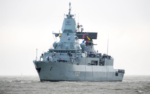 Fregatte «Hessen»: Deutschland plant an der Militäroperation zur Sicherung der Handelsschifffahrt im Roten Meer teilzunehmen, sofern der Bundestag nach Abschluss der EU-Planungen ein Mandat erteilt. - Foto: Hauke-Christian Dittrich/dpa