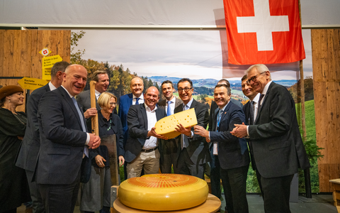 Hoher Besuch am Schweizer Stand - Foto: AMS Agro-Marketing Suisse über pressetext.de
