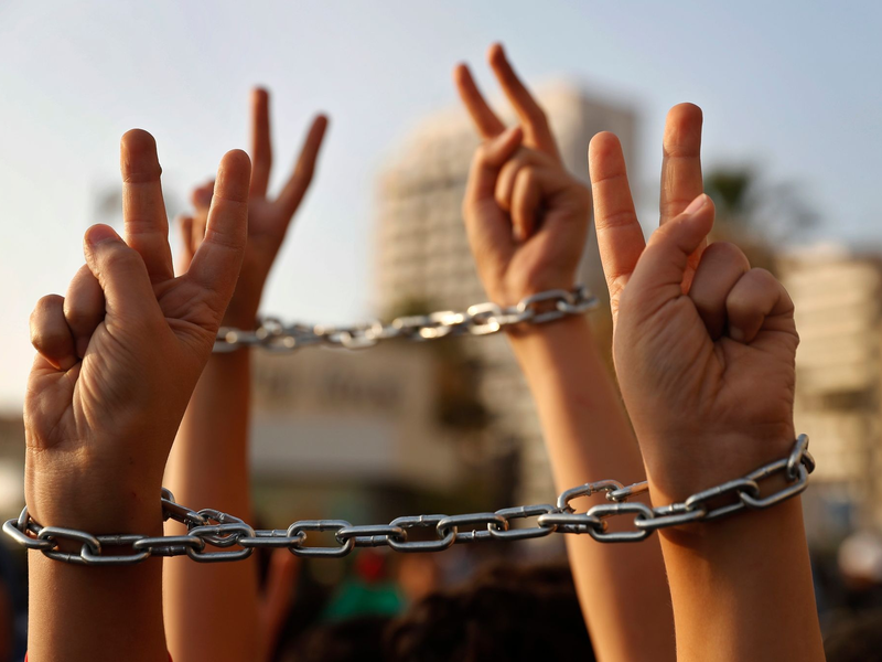 Das UN-Menschenrechtsbüro geht davon aus, dass Tausende Palästinenser von Israel festgehalten werden oder wurden (Symbolbild). - Foto: Hussein Malla/AP/dpa