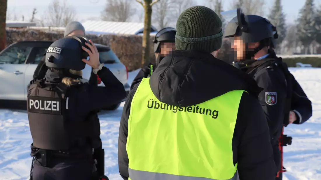 POL-HX: Groß-Übung der Polizei in Brakel: Einsatzkräfte überwältigen vermeintlichen Angreifer - Bild: presseportal.de