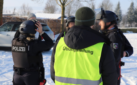 POL-HX: Groß-Übung der Polizei in Brakel: Einsatzkräfte überwältigen vermeintlichen Angreifer - Foto: presseportal.de