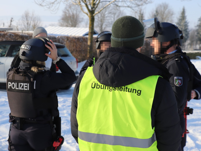 POL-HX: Groß-Übung der Polizei in Brakel: Einsatzkräfte überwältigen vermeintlichen Angreifer - Foto: presseportal.de