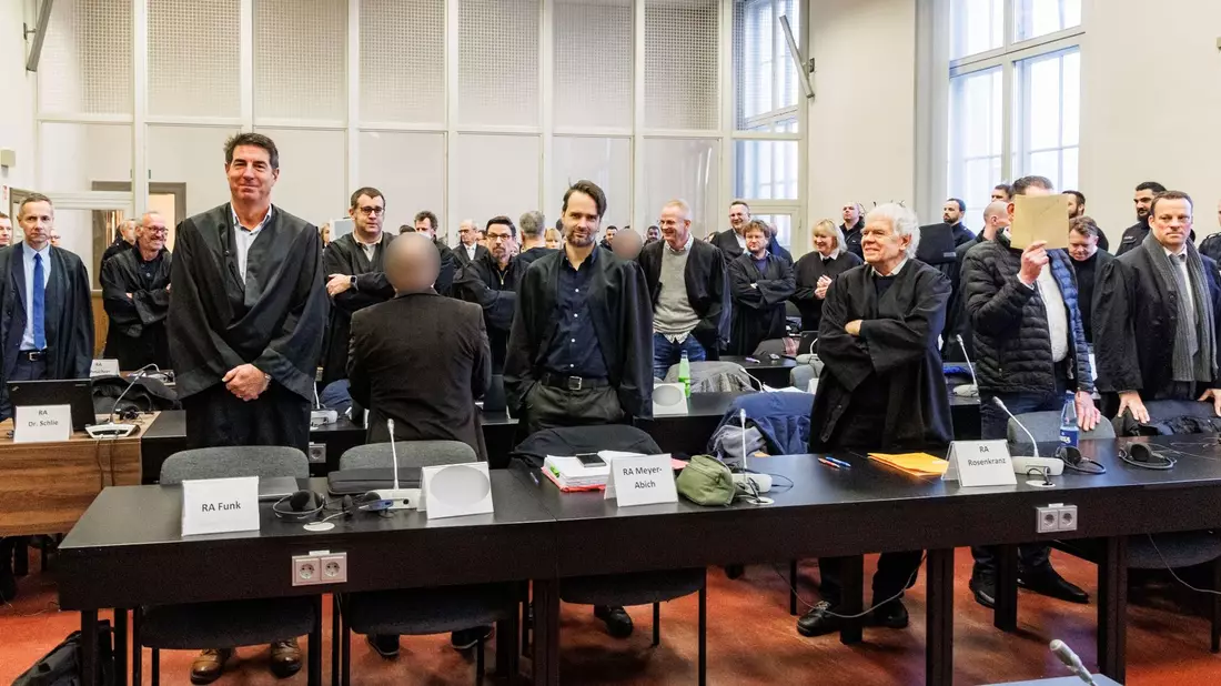 Die Angeklagten und ihre Verteidiger vor der Urteilsverkündung. - Bild: Markus Scholz/dpa