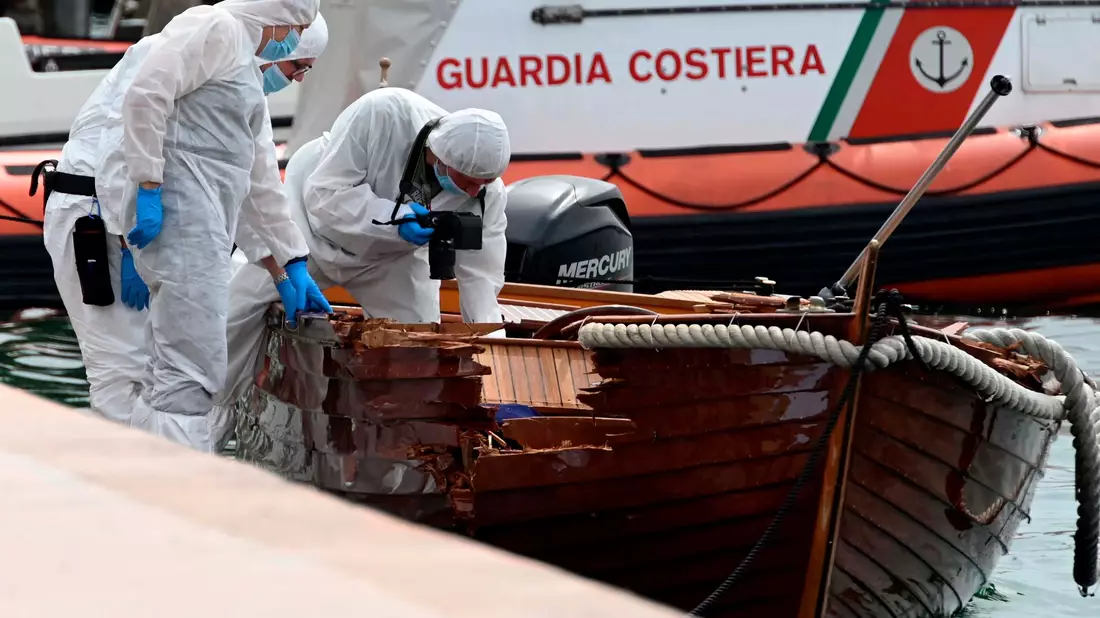 Italienische Forensiker begutachten den Schaden an dem Holzboot. - Bild: Gabriele Strada/AP/dpa