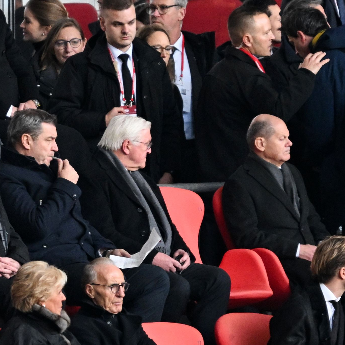 Auch Kanzler Scholz (r), Bundespräsident Steinmeier (M) und Bayerns Ministerpräsident Söder nahmen an der Gedenkfeier teil. - Foto: Sven Hoppe/dpa
