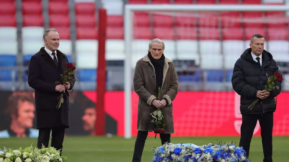 Elf Wegbegleiter, unter ihnen Karl-Heinz Rummenigge, Wolfgang Overath und Lothar Matthäus (l-r), legten für den Kaiser rote Rosen nieder. - Bild: Christian Charisius/dpa