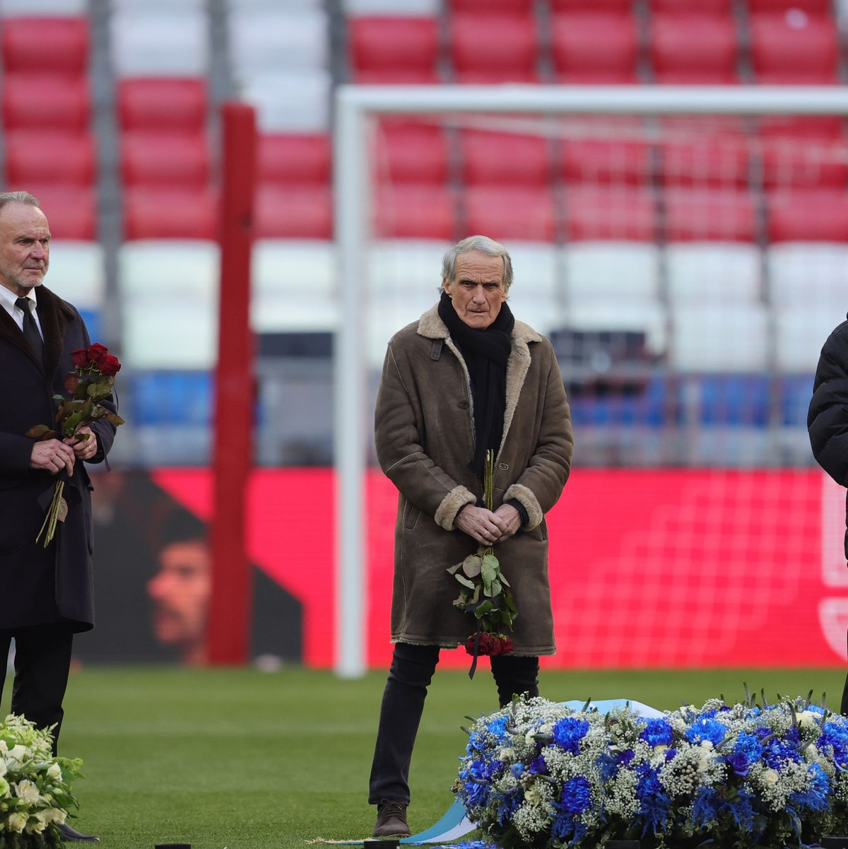 Elf Wegbegleiter, unter ihnen Karl-Heinz Rummenigge, Wolfgang Overath und Lothar Matthäus (l-r), legten für den Kaiser rote Rosen nieder. - Foto: Christian Charisius/dpa