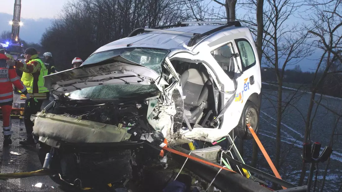 POL-MI: Autos stoßen auf Bundesstraße frontal zusammen - Bild: presseportal.de