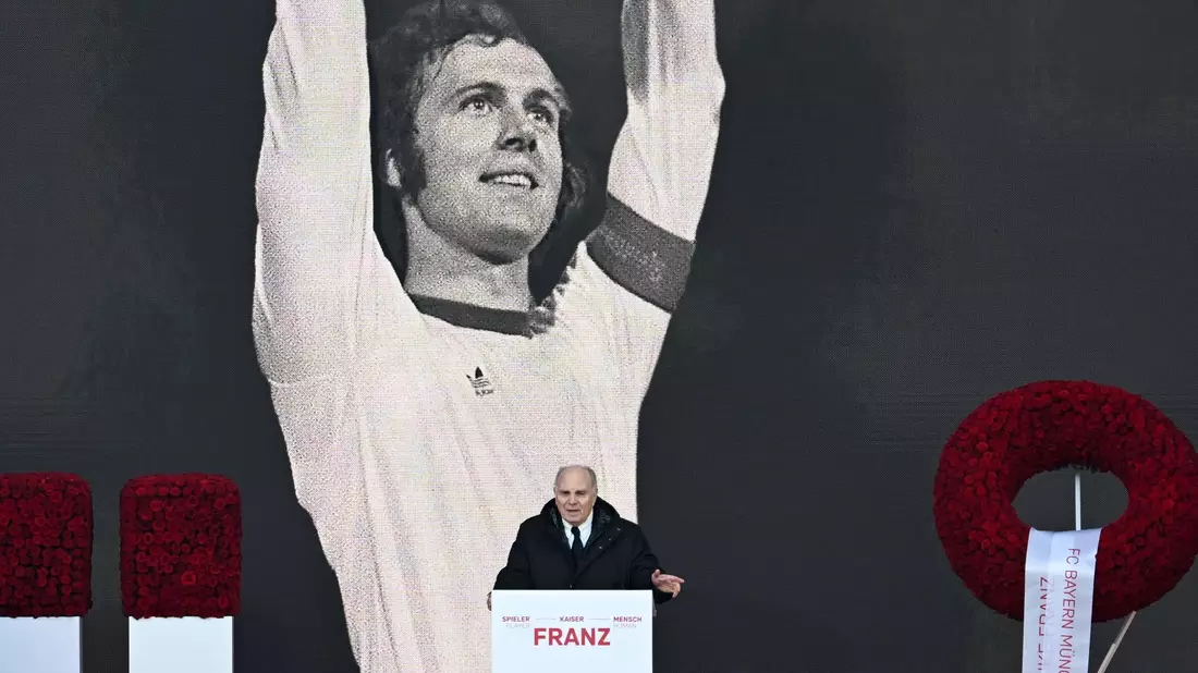 FCB-Ehrenpräsident Uli Hoeneß verabschiedete sich mit bewegenden Worten vom Fußball-«Kaiser». - Bild: Sven Hoppe/dpa
