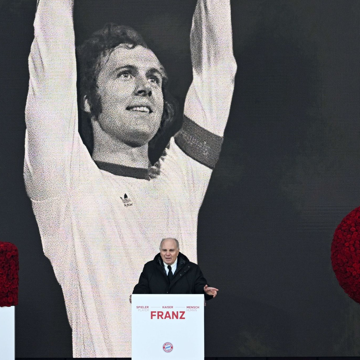 FCB-Ehrenpräsident Uli Hoeneß verabschiedete sich mit bewegenden Worten vom Fußball-«Kaiser». - Foto: Sven Hoppe/dpa