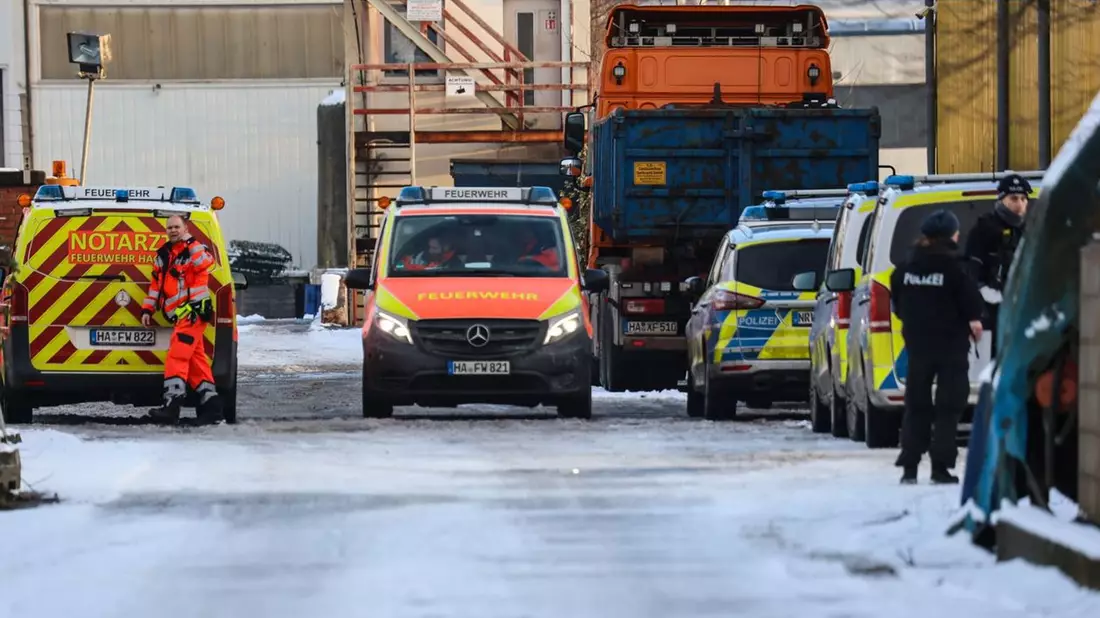 Die Polizei ist mit einem größeren Aufgebot vor Ort. - Bild: Alex Talash/dpa