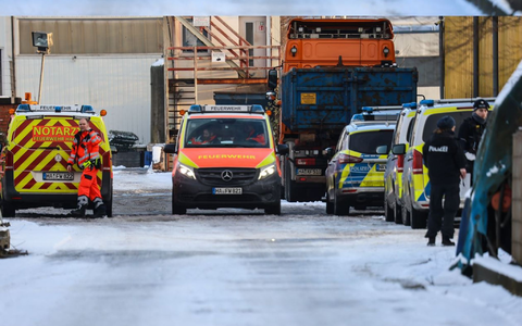 Die Polizei ist mit einem größeren Aufgebot vor Ort. - Foto: Alex Talash/dpa