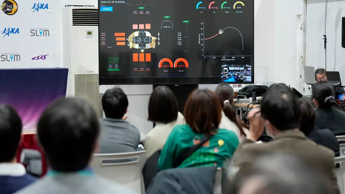 Journalisten verfolgen die Live-Übertragung der Mondlandung des Landers «SLIM» (Smart Lander for Investigating Moon). - Bild: Eugene Hoshiko/AP/dpa