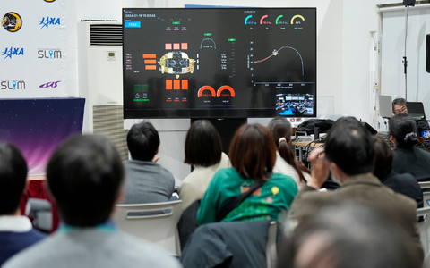Journalisten verfolgen die Live-Übertragung der Mondlandung des Landers «SLIM» (Smart Lander for Investigating Moon). - Foto: Eugene Hoshiko/AP/dpa