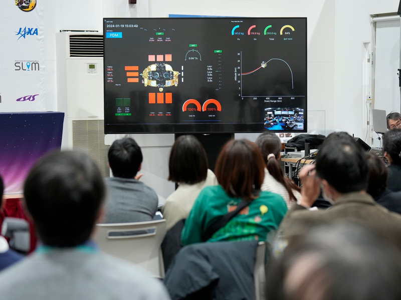 Journalisten verfolgen die Live-Übertragung der Mondlandung des Landers «SLIM» (Smart Lander for Investigating Moon). - Foto: Eugene Hoshiko/AP/dpa