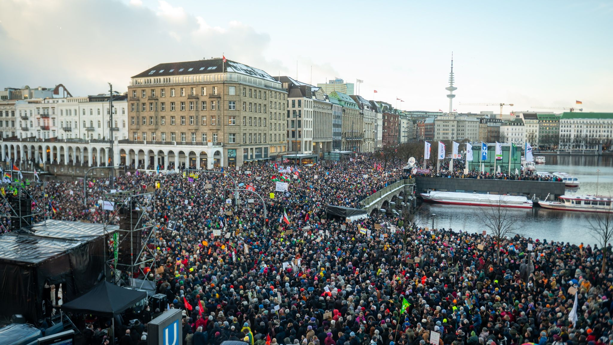 Rund um den Jungfernstieg sammeln sich Tausende Demonstranten - viel mehr als erwartet. Der Protestzug wurde aufgrund von Überfüllung gestoppt. - Foto: Jonas Walzberg/dpa