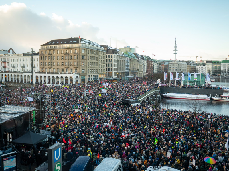 Rund um den Jungfernstieg sammeln sich Tausende Demonstranten - viel mehr als erwartet. Der Protestzug wurde aufgrund von Überfüllung gestoppt. - Foto: Jonas Walzberg/dpa