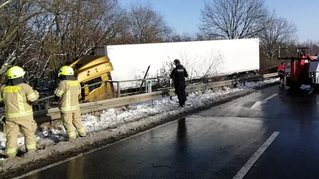 FW Pulheim: B59 - LKW-Unfall endet im Pulheimer Bach - Bild: presseportal.de