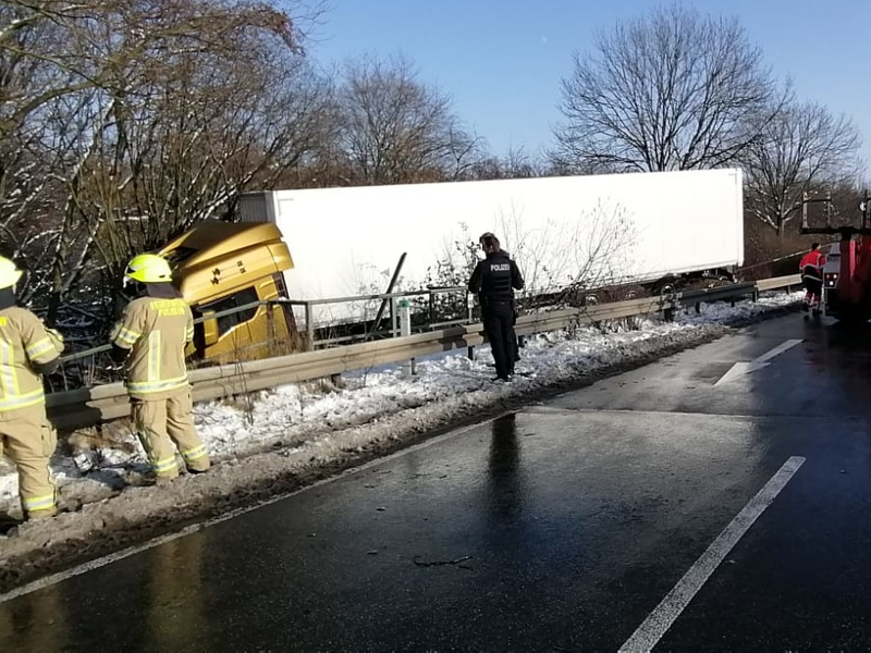 FW Pulheim: B59 - LKW-Unfall endet im Pulheimer Bach - Foto: presseportal.de
