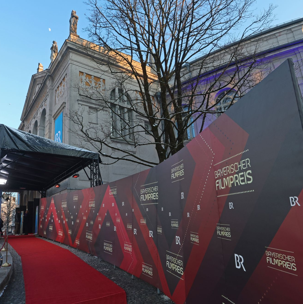 Markus Söder verlieh den Ehrenpreis an Schauspielerin Veronica Ferres (r). - Foto: Karl-Josef Hildenbrand/dpa