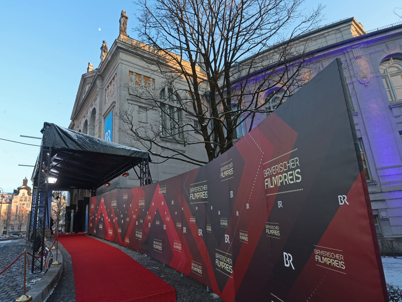 Markus Söder verlieh den Ehrenpreis an Schauspielerin Veronica Ferres (r). - Foto: Karl-Josef Hildenbrand/dpa