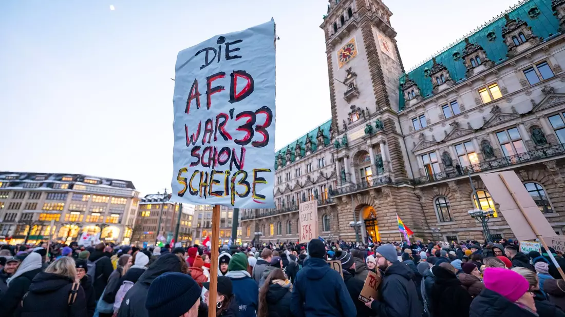 Die AfD war' 33 schon Scheiße: Mit diesem Schild wird in Hamburg gegen ein Zeichen des Widerstands gegen rechtsextreme Umtriebe gesetzt. - Bild: Jonas Walzberg/dpa