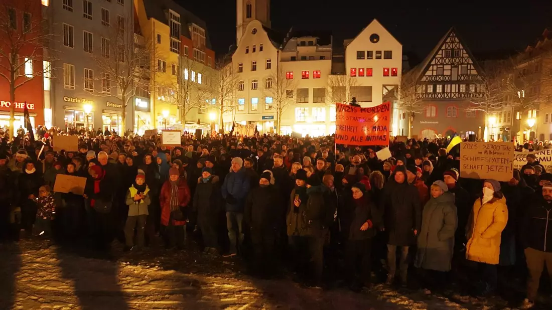 Auch in Jena folgten viele Menschen dem Aufruf zur Teilnahme an einer Demonstration gegen Rechtsextremismus. - Bild: Bodo Schackow/dpa