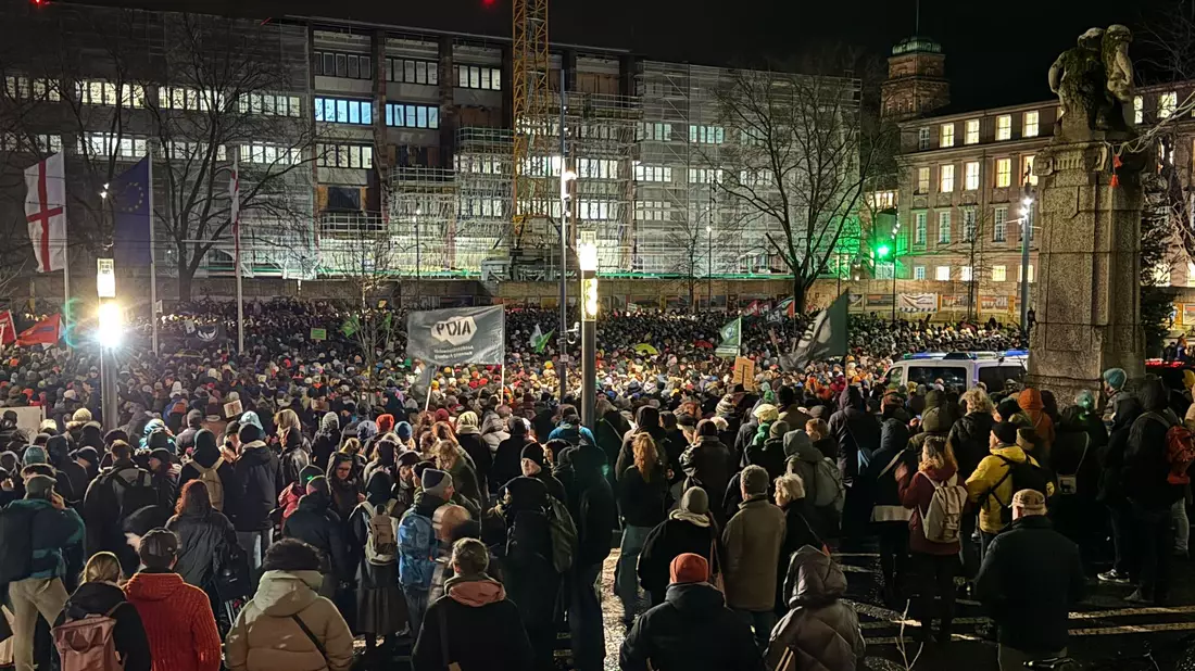 Einige Tausend Menschen kamen bereits vor wenigen Tagen in Freiburg auf dem Platz der alten Synagoge zusammen. - Bild: Valentin Gensch/dpa