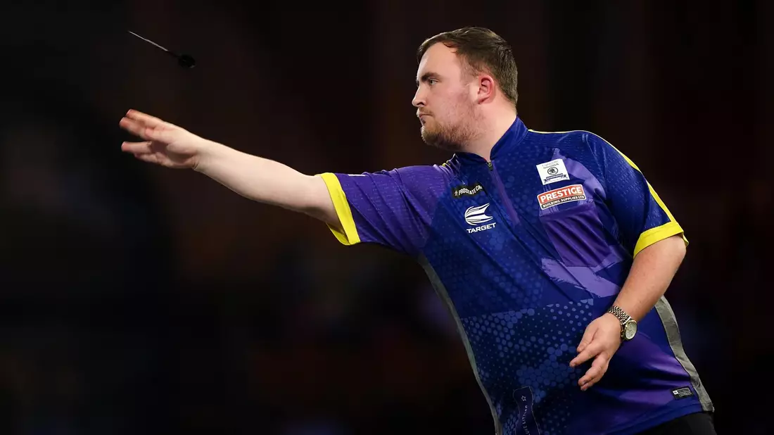 Spielte im Viertelfinale der Bahrain Masters einen Neun-Darter: Luke Littler. - Bild: Zac Goodwin/PA Wire/dpa/Archivbild