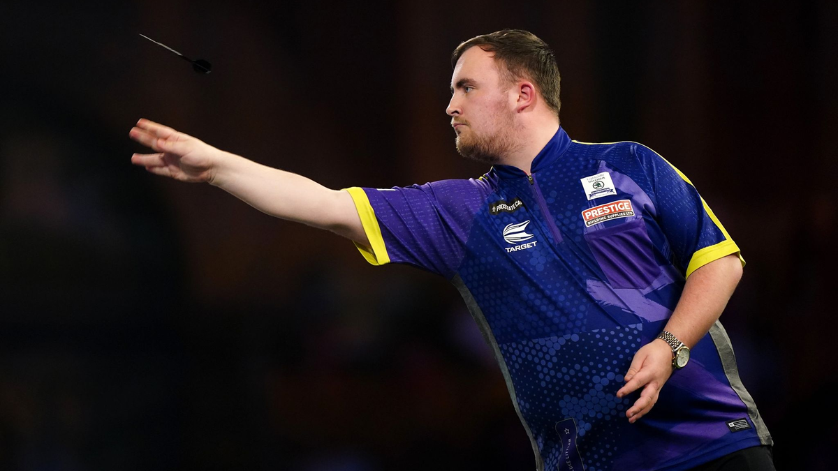 Spielte im Viertelfinale der Bahrain Masters einen Neun-Darter: Luke Littler. - Foto: Zac Goodwin/PA Wire/dpa/Archivbild