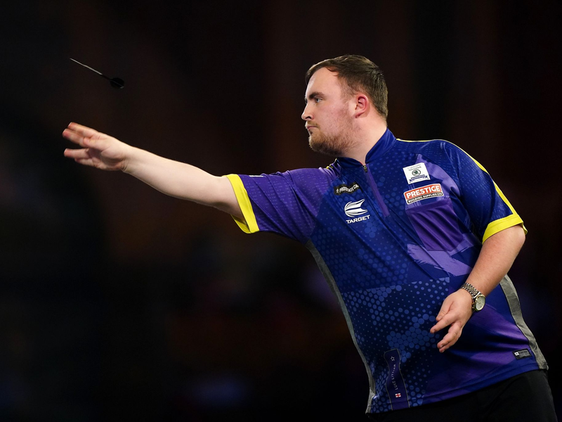 Spielte im Viertelfinale der Bahrain Masters einen Neun-Darter: Luke Littler. - Foto: Zac Goodwin/PA Wire/dpa/Archivbild