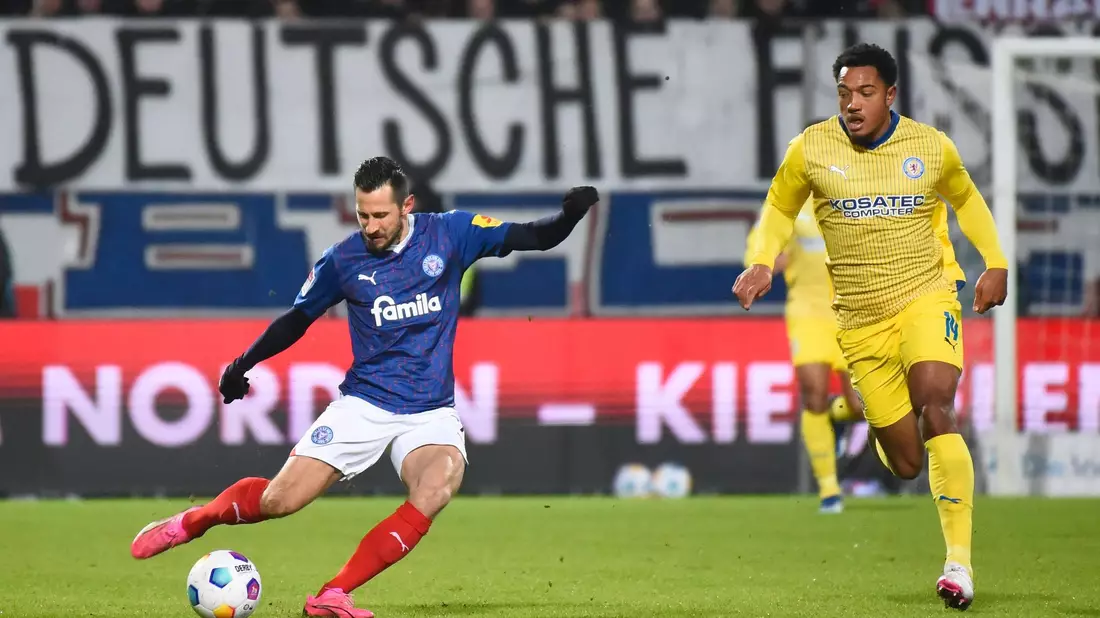 Steven Skrzybski (l) traf aus knapp 60 Metern zum 1:0 für die Kieler. Danach drehte Braunschweig jedoch das Spiel. - Bild: Gregor Fischer/dpa