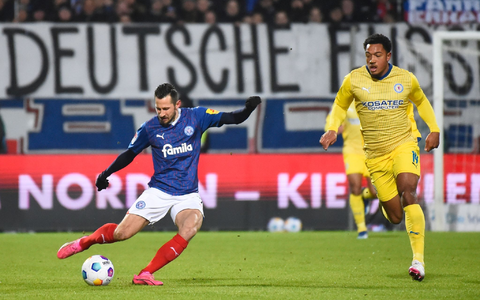 Steven Skrzybski (l) traf aus knapp 60 Metern zum 1:0 für die Kieler. Danach drehte Braunschweig jedoch das Spiel. - Foto: Gregor Fischer/dpa Steven Skrzybski (l) traf aus knapp 60 Metern zum 1:0 für die Kieler. Danach drehte Braunschweig jedoch das Spiel. - Foto: Gregor Fischer/dpa