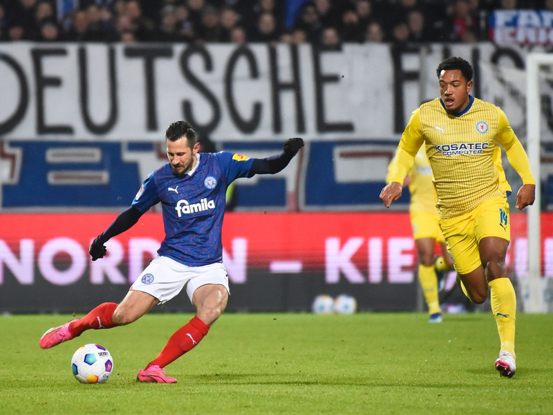 Steven Skrzybski (l) traf aus knapp 60 Metern zum 1:0 für die Kieler. Danach drehte Braunschweig jedoch das Spiel. - Foto: Gregor Fischer/dpa