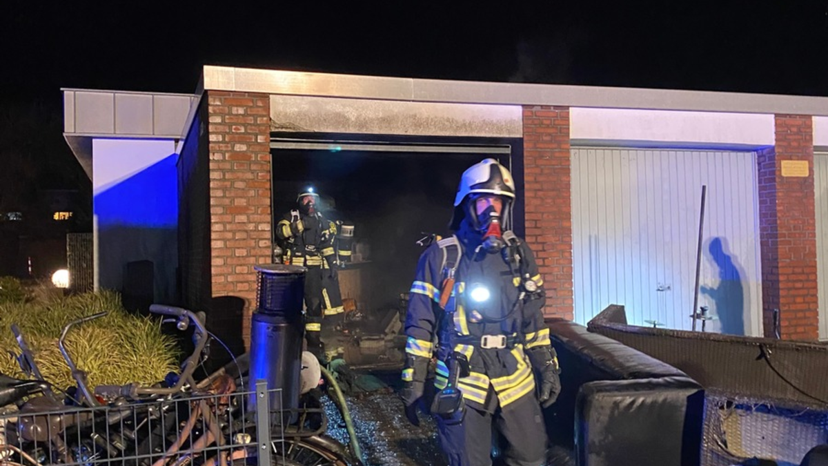 FW Dinslaken: Garagenbrand - Foto: presseportal.de