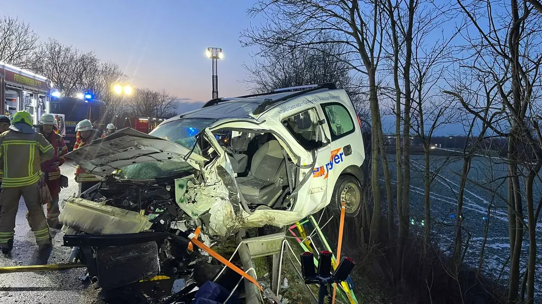 FW Minden: Verkehrsunfall B482, mehrere beteiligte Fahrzeuge, 2 Schwerverletzte - Bild: presseportal.de