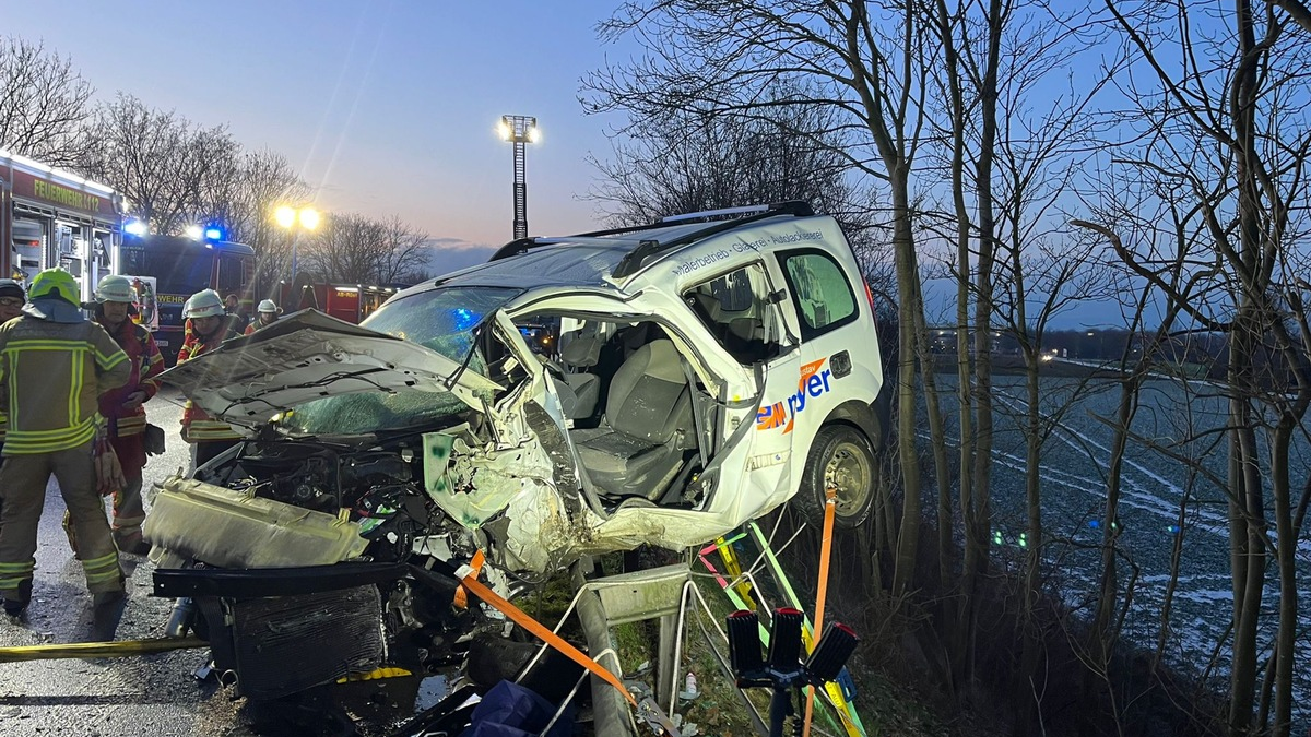 FW Minden: Verkehrsunfall B482, mehrere beteiligte Fahrzeuge, 2 Schwerverletzte - Foto: presseportal.de